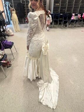 Vintage Bonny Mermaid Style, Long Sleeve Glass/Pearl Beaded Wedding Gown Size 12